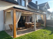 Elegancka zabudowa tarasu: Drewno klejone BSH i laminowane szkło VSG 442