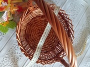 Koszyk okrągły wiklina i ozdoby świąteczne