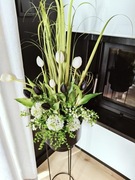 Wysoka dekoracja na stojaku stroik biało czarna tulipany 