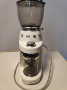 Młynek do kawy SMEG model cgf01wheu