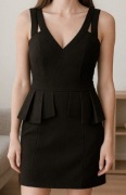 Mała czarna sukienka bez rękawów z baskinką rozm Eur 40 firmy AMISU