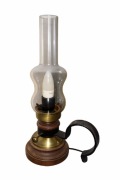Lampa stołowa stylizowana na lampę naftową – drewno, mosiądz, szkło – retro