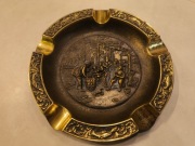 Vintage mosiężna popielniczka 1kg  – relief „Scena karczemna” R KUS