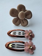 Zestaw do włosów: 1 gumka i 2 spinki z kwiatami. Kolor: brązowy