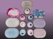 Zestaw Dekoracyjnych Wazoników z Podstawkami – Ręcznie Wykonane z Gipsu