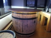 Stół, barek z beczki.