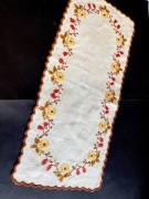 BIEŻNIK,haft kaszubski w brązach i żółcieniach.LEN.74x32cm.