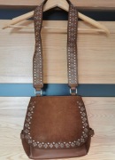 Karmelowa torebka listonoszka Parfois skóra bydlęca ćwieki