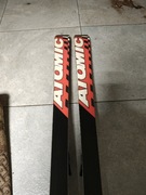 Narty atomic czerwone z wiązaniami 