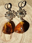 Subtelne Kolczyki z Bursztynem Bałtyckim – Kwiaty ze Stali Szlachetnej