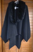 Elegancka narzutka z ozdobnym kołnierzem ze sztucznego futra roz M-XL