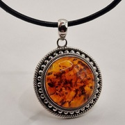 Srebrny wisior z dużym bursztynem pr 925