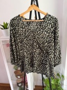 Zwiewna bluzka z delikatną baskinką animal print plus size