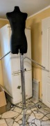 Stojak ubraniowy sklepowy z nakładanym manekinem. Używany 
