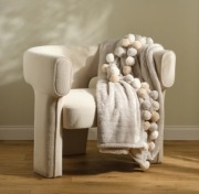 Home&You Ponnie jasnoszary koc z pomponami puszysty 150x200 cm Nowy prezent