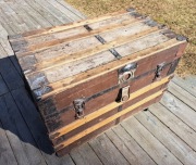 Stary drewniany kufer