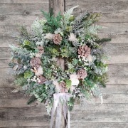 Wianek świąteczny zimowy z sankami i nartami