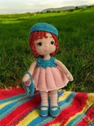 Lalka w sukience - maskotka wykonana na szydełku