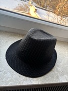 Czarny pikowany bucket hat w prążki – minimalistyczny, streetwear