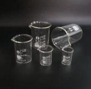 Zestaw szklanych zlewaków laboratoryjnych