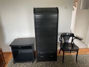 Szafka żaluzjowa krzesło i stolik