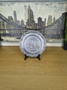 Dekoracyjny talerz ozdobny z motywem koni – metal cyna