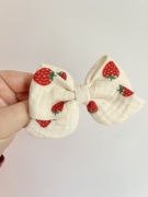 Muślinowa spinka truskawki kokardka