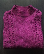 Sweter buraczkowy, oversize z golfem