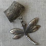 Pierścień, spinka do chusty z ważką