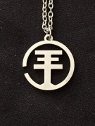 Naszyjnik, wisiorek z logo grupy Tokio Hotel w kole