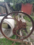 Stara ręczna sieczkarnia do trawy, słomy