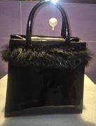 Torebka Kazar oryginalna – czarna lakierowana z futerkiem