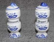 Antyczne ceramiczne japońskie pojemniki na przyprawy cynamon i pieprz