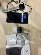 Google Pixel 7a wraz z dodatkami