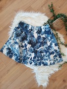 biała niebieska krótka spódniczka w kwiaty kwiatki kwiecista 38M granatowa