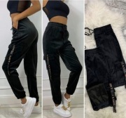 Welurowe dresy z ozdobnymi elementami 