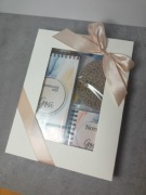 Zestaw prezentowy z imiennym notesem i planerem, kołem do losowania zdobień