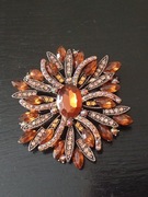 Piękna metalowa broszka złoto i kamienie