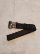 Nowy pas taktyczny z klamrą typu Cobra – Czarny / Czerwony