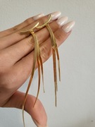 Kolczyki długie wiszące żmijka złoty kolor delikatne minimalistyczne casual