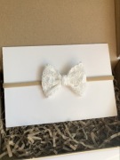 Opaska bezuciskowa kokardka koronkowa biała sesja chrzest roczek urodziny