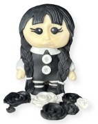 Figurka Wednesday na tort z masy cukrowej