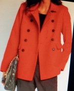 Czerwony modny plaszczyk