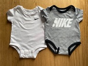 Nike body 2 szt. białe z czarną łyżwą szare z białym logo świetne 62 cm