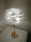 Elegancka lampa nocna stołowa z kloszem z białych piór ściemniacz na komode