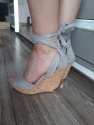 Wiązane buty na koturnie szare rozmiar 38 DeeZee