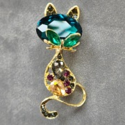 Broszka kolorowy kot z dużym turkusowym kryształem