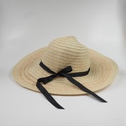 duży kapelusz z czarną wstążką