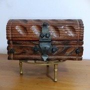 Drewniana szkatułka, ozdobny kuferek w stylu vintage