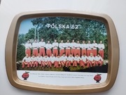 Taca metalowa z piłkarzami z 1982 roku.